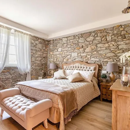 Villa Clara, Luxury 5 Bedrooms Lakefront With Private Pool On The Lucca Hills *