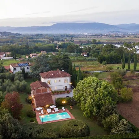 Clara, Luxury 5 Bedrooms Lakefront With Private Pool On The Lucca Hills