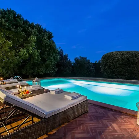 Clara, Luxury 5 Bedrooms Lakefront With Private Pool On The Lucca Hills Villa